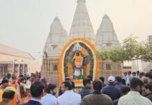 A glimpse of the national festival was seen in the flag hoisting ceremony and Aarti decoration in Kashi Vishwanath Dham.