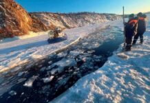 Chinese tourist bus stuck in the ice of Lake Baikal, 8 dead