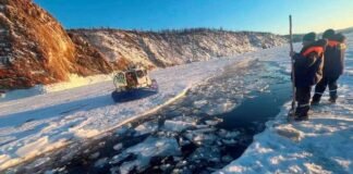 Chinese tourist bus stuck in the ice of Lake Baikal, 8 dead