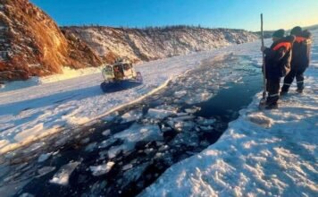 Chinese tourist bus stuck in the ice of Lake Baikal, 8 dead
