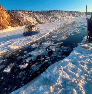 Chinese tourist bus stuck in the ice of Lake Baikal, 8 dead