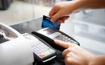 Kept making fake online payments after staying in hotel for 6 months, bank statement exposed