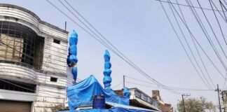 10 mosques covered with tarpaulin