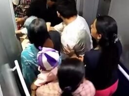 Innocent child’s hand stuck in lift door, people rescued wisely