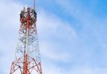 Angered by the arrest of her lover in Gopalganj, the girl climbed the mobile tower and said – she will not come down till he is released.