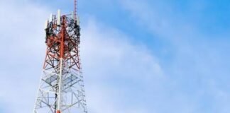 Angered by the arrest of her lover in Gopalganj, the girl climbed the mobile tower and said – she will not come down till he is released.