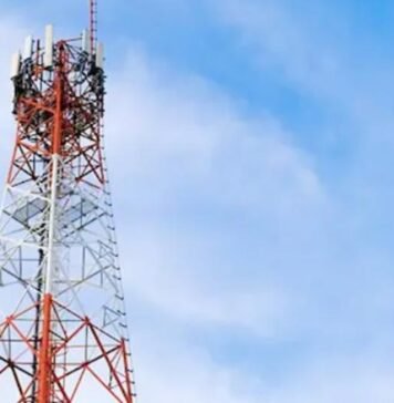 Angered by the arrest of her lover in Gopalganj, the girl climbed the mobile tower and said – she will not come down till he is released.